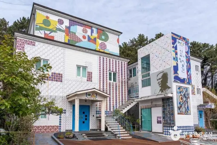 전혁림 미술관 · 문화시설