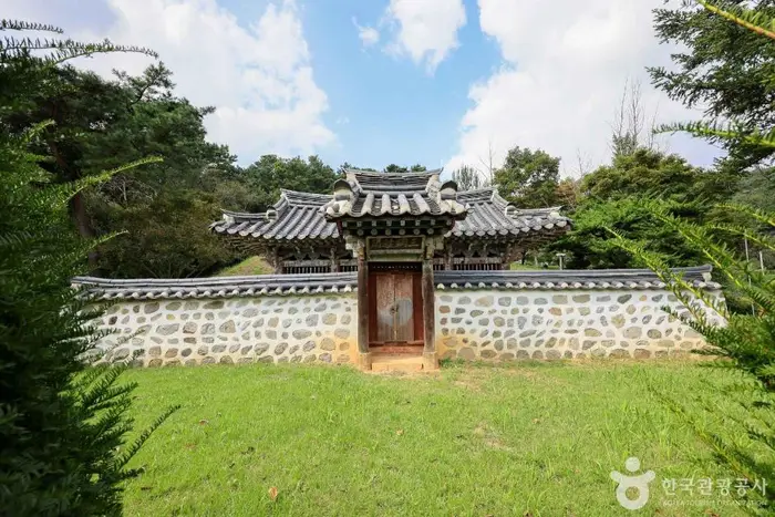 서흥김씨삼강정문 · 관광지