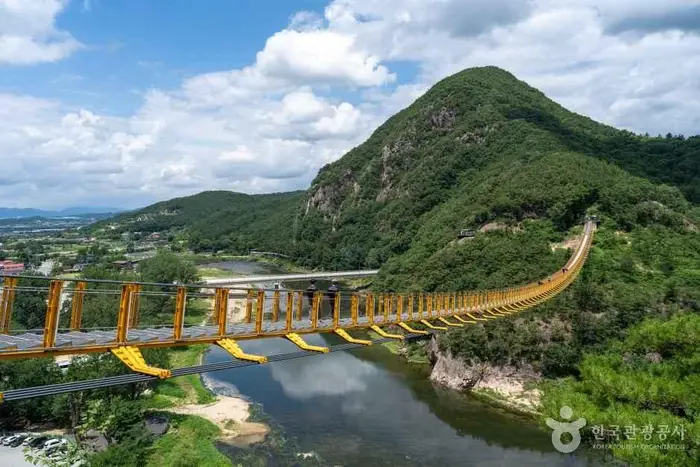 월영산 출렁다리 · 관광지