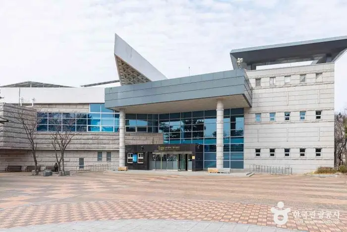 인천광역시립박물관 · 문화시설