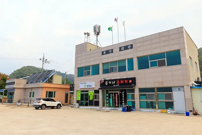 윤가네촌돼지 · 음식점