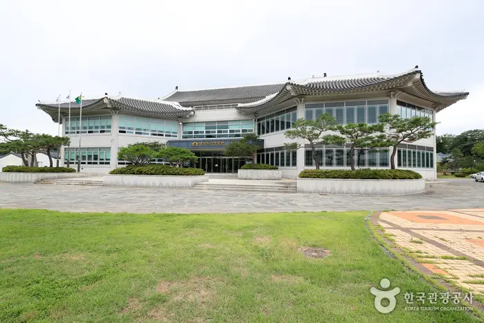 영암도기박물관 · 문화시설