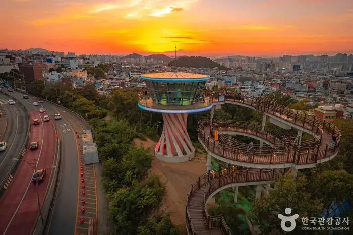 앞산 해넘이전망대 · 관광지