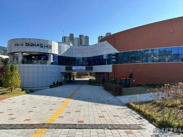 원주시립미리내도서관 · 문화시설