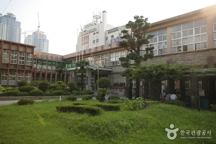 부산광역시립 부전도서관 · 문화시설
