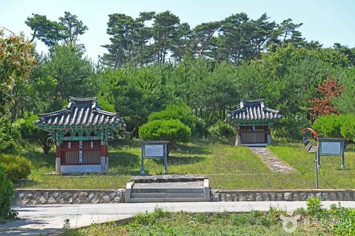 김공 휘 유경 효자문·김공 휘 홍익 충신문 · 관광지