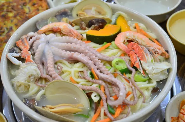 16호원조할머니칼국수 · 음식점