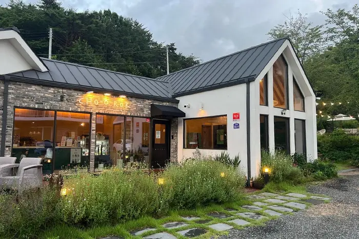초오록 · 음식점