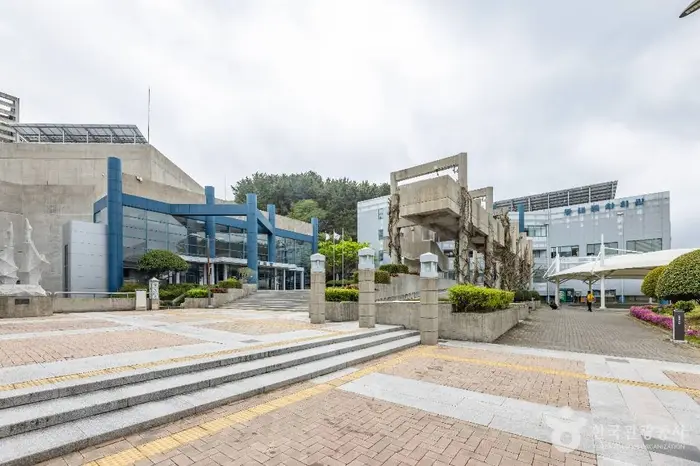 동래문화회관 · 문화시설