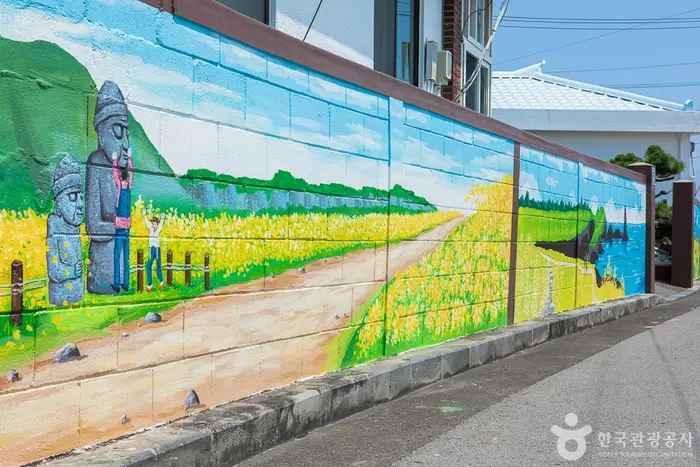 신천리 벽화마을 · 관광지