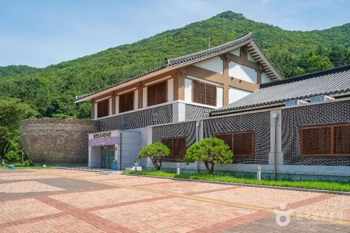 웅천 도요지 전시관 · 문화시설