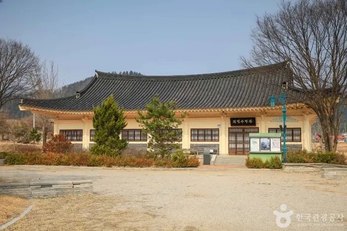 의암류인석기념관 · 문화시설