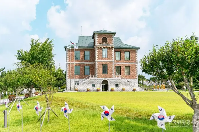 군산 3·1운동 100주년 기념관 · 관광지