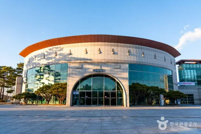 함안문화예술회관 · 문화시설