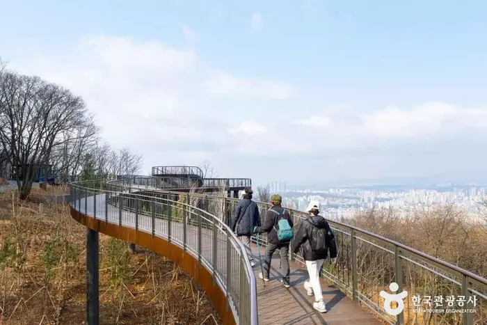 용마산 스카이워크 · 관광지