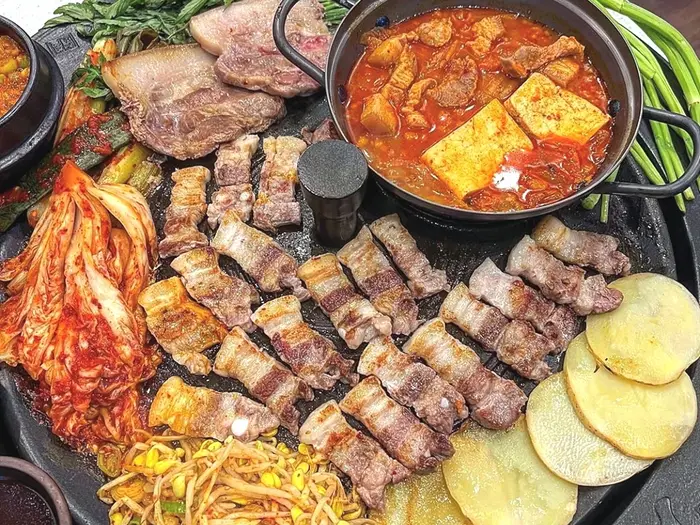 천하제일 솥뚜껑 · 음식점
