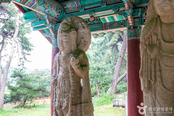 경주 배동 석조여래삼존입상 · 관광지