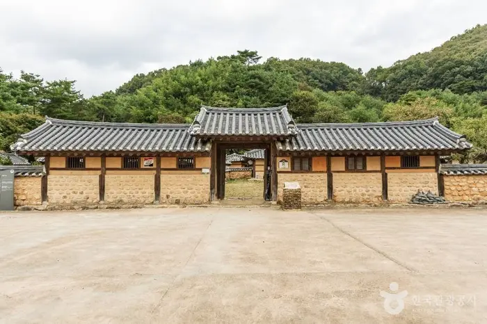 괴산 홍범식 고가(벽초 홍명희 생가) · 관광지