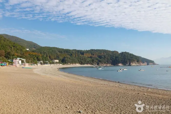 만성리 검은모래해변 · 관광지