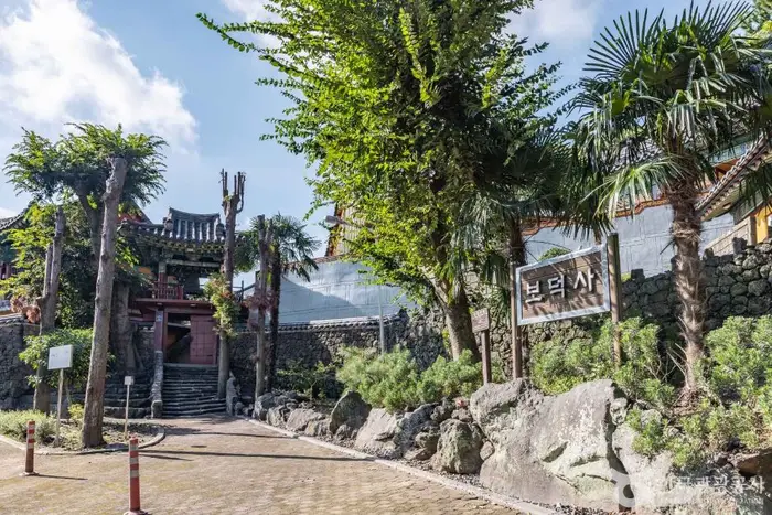 보덕사(제주) · 관광지