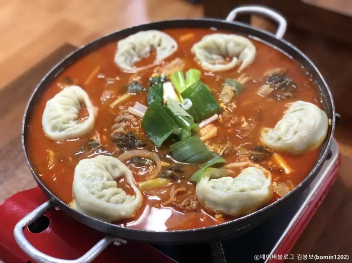 왕언니육칼밥 · 음식점