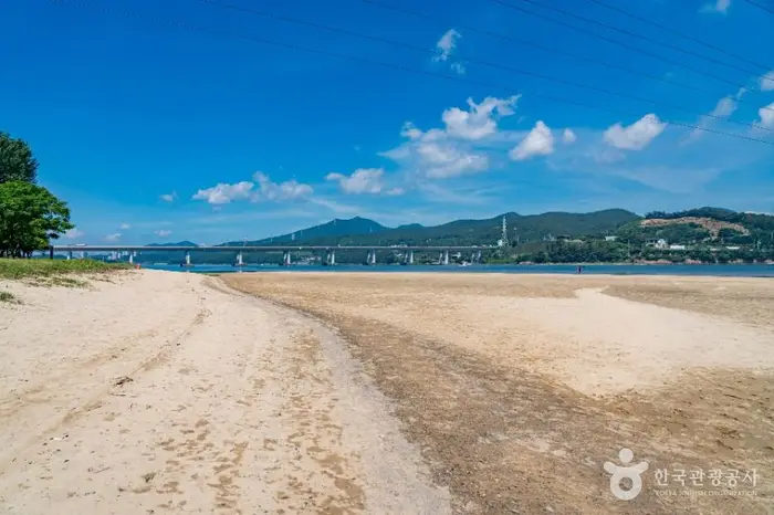 배알도해수욕장 · 관광지