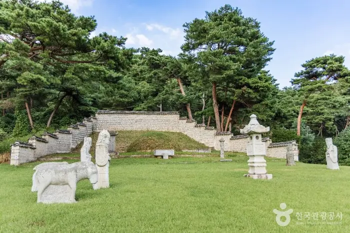 파주 윤관장군묘 · 관광지