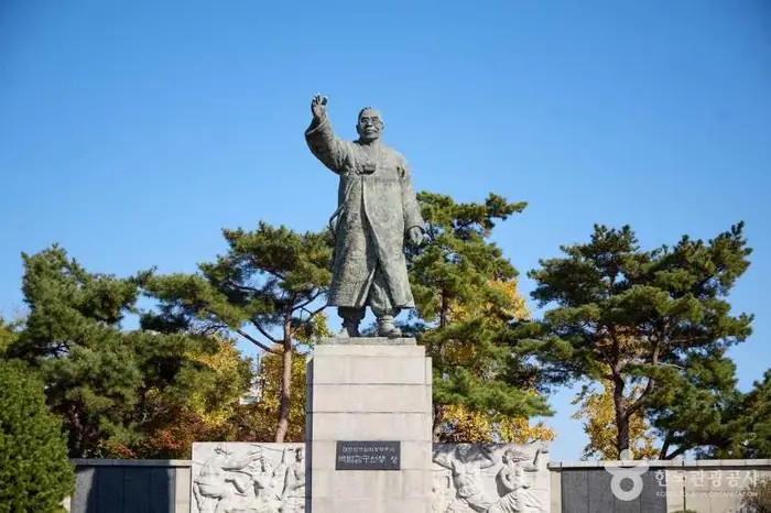 백범광장(백범 김구선생 동상) · 관광지