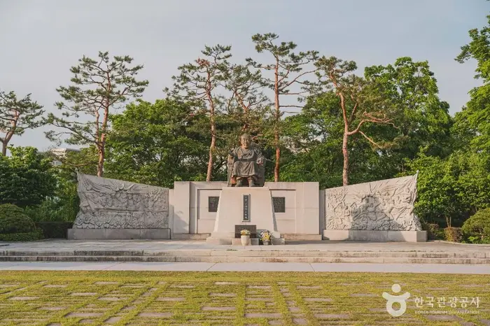 성재 이시영선생 동상 · 관광지