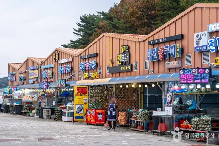 보령 천북굴단지 · 관광지