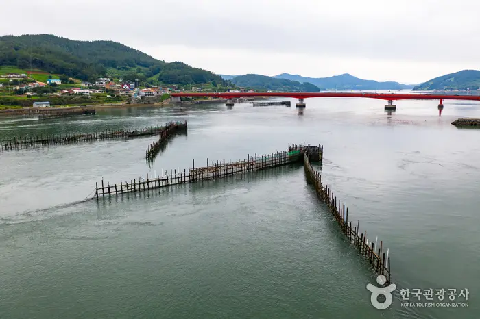 창선교와 원시어업 죽방렴 · 관광지