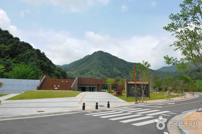 연인산도립공원 · 관광지
