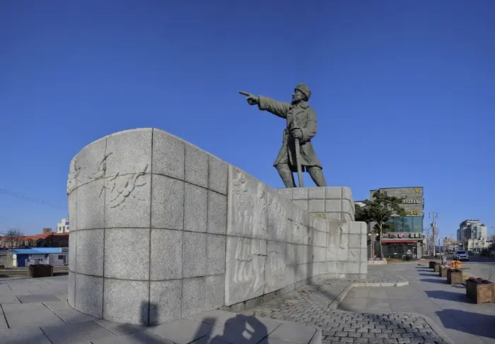 김좌진장군동상 · 관광지