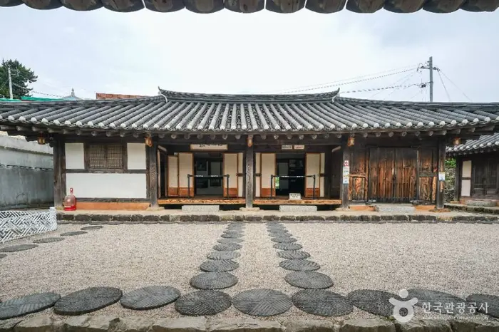 김영삼 전 대통령 생가 · 관광지