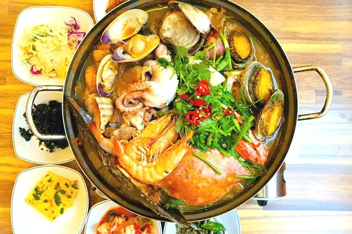 장안동 먹깨비 간장게장 해물아구찜 · 음식점