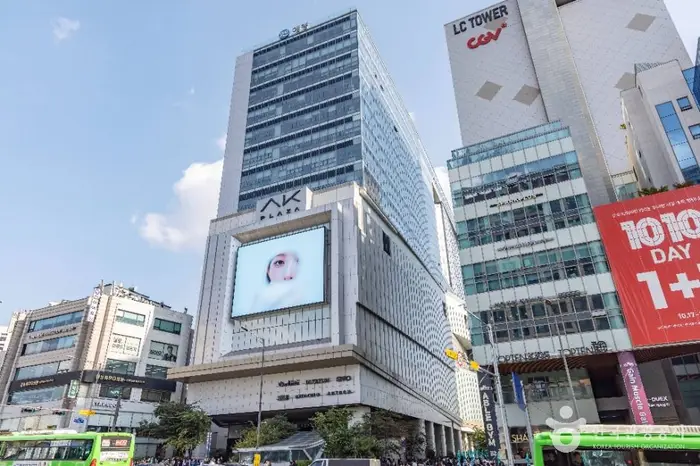 AK PLAZA 홍대 · 쇼핑