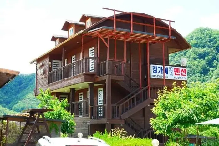 강가에 하얀집 펜션 · 숙박