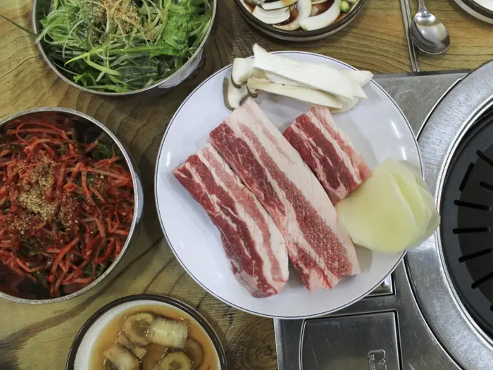 돼지만 본점 · 음식점