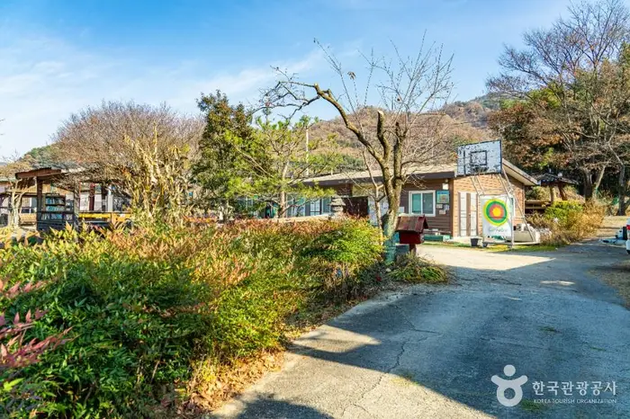 농부네 텃밭도서관 · 문화시설