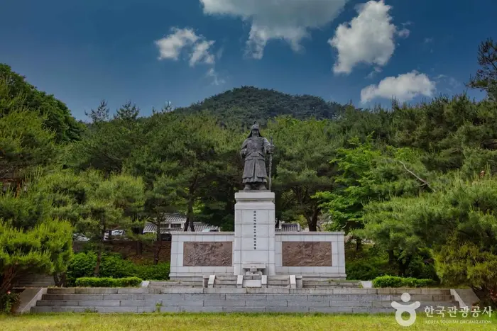 신장절공묘역 · 관광지