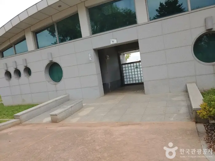 부안청자박물관 · 문화시설
