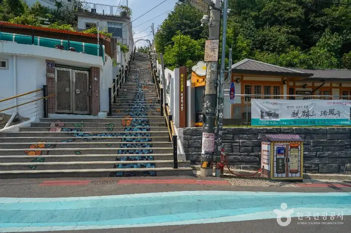 이천동 99계단 벽화마을 · 관광지