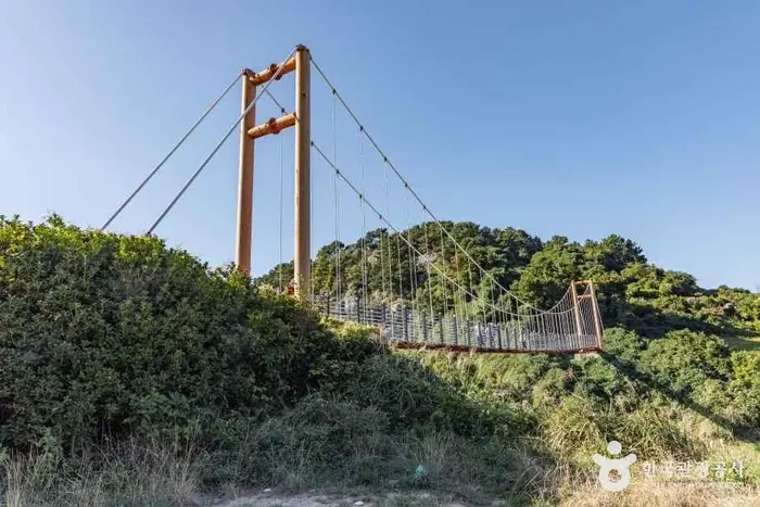 욕지도 출렁다리 · 관광지