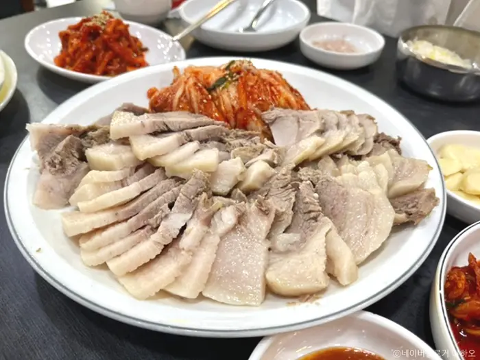 훼미리손칼국수보쌈 · 음식점