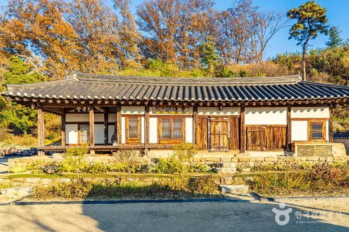 안동 예안이씨 충효당 · 관광지