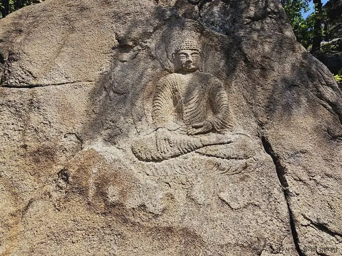 경주 남산 용장사지 마애여래좌상 · 관광지
