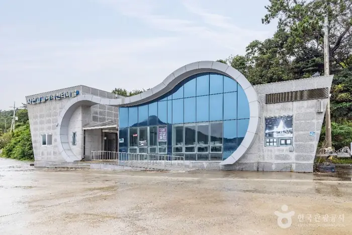 자은고교여객선터미널 · 관광지