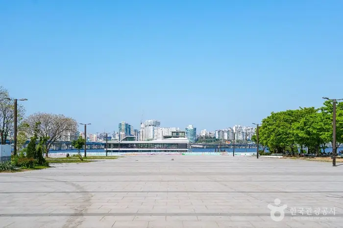 여의도한강공원 멀티프라자 · 관광지