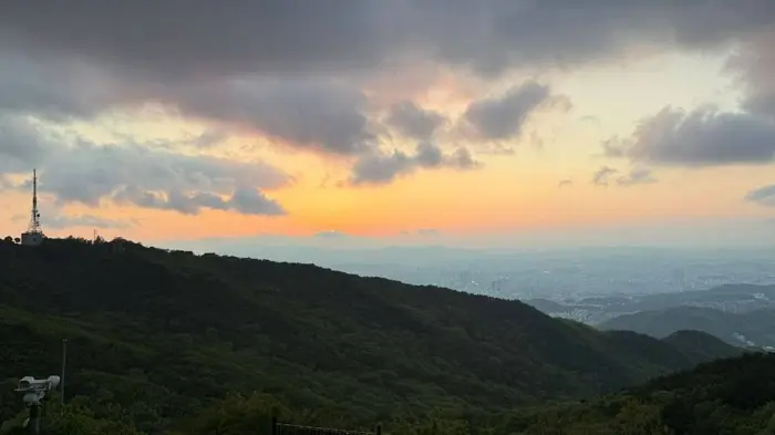식장산 정상쉼터 · 관광지