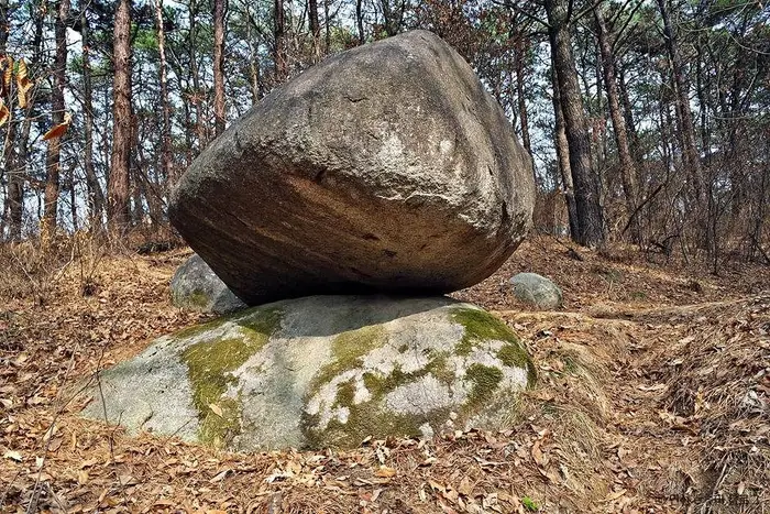 팔봉산 흔들바위 · 관광지